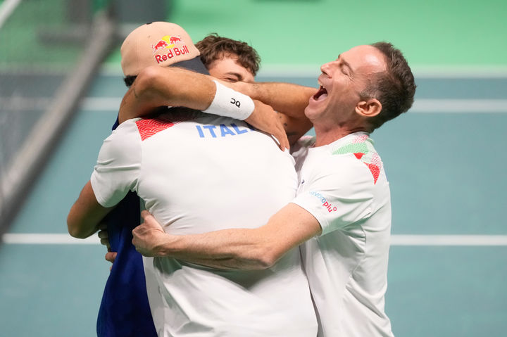 [볼로냐=AP/뉴시스] 이탈리아의 플라비오 코볼리가 21일(현지 시간) 이탈리아 볼로냐에서 열린 2025 데이비스컵 파이널스 준결승 단식 2경기에서 벨기에의 지주 베리스를 상대로 승리한 뒤 기뻐하고 있다. 2025.11.22.