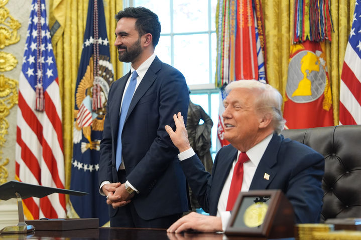 [워싱턴=AP/뉴시스]도널드 트럼프 미국 대통령과 조란 맘다니 뉴욕시장 당선인 21일(현지 시간) 미국 워싱턴DC 백악관 집무실에서 기자회견을 진행하며 미소짓고 있다. 2025.11.22.