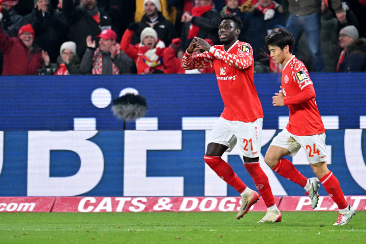 [마인츠=AP/뉴시스] 독일 프로축구 분데스리가 마인츠의 대니 다코스타(왼쪽). 2025.11.21.