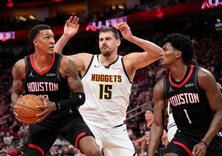 [휴스턴=AP/뉴시스] 미국프로농구(NBA) 덴버 너기츠의 니콜라 요키치(가운데) 2025.11.21.
