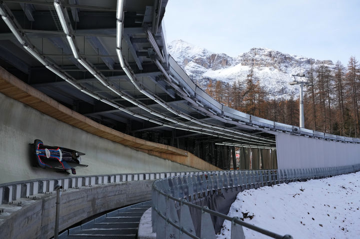 [코르티나담페초=AP/뉴시스] 22일(현지 시간) 이탈리아 코르티나담페초에서 열린 2025~2026 국제봅슬레이스켈레톤경기연맹(IBSF) 월드컵 1차 대회에서 레이스를 펼치는 김진수와 김형근. 2025.11.22