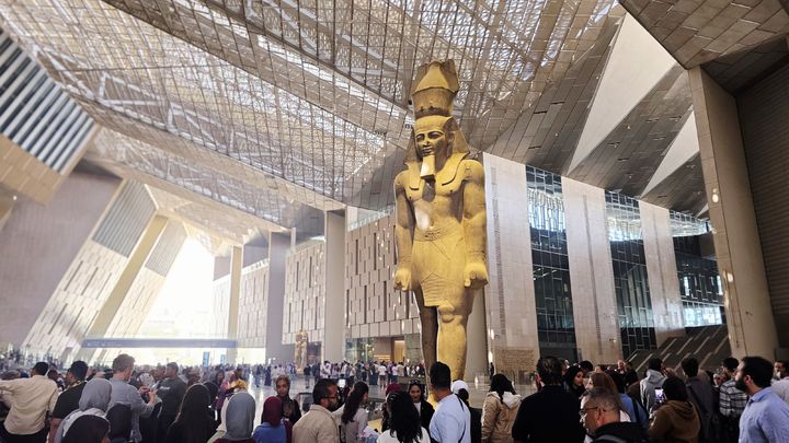 [카이로 사진=박현주미술전문기자]이집트 대박물관 입구에서 거대한 람세스 2세 석상이 관람객을 맞이하고 있다. 2025.11.19. hyun@newsis.com *재판매 및 DB 금지