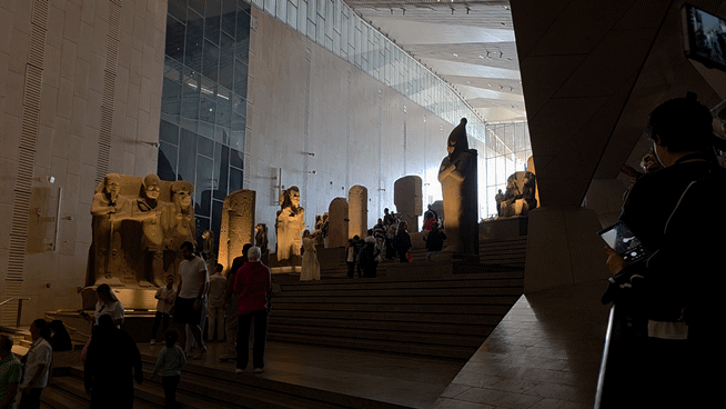 .[사진=박현주 미술전문기자] 이집트 대박물관 전시장으로 이어지는 에스컬레이터에서는 계단을 따라 배치된 거대한 석상들을 한 칸 한 칸 지나며 천천히 바라볼 수 있다. 관람을 ‘오르며 보는 경험’으로 바꾼 동선이다. *재판매 및 DB 금지