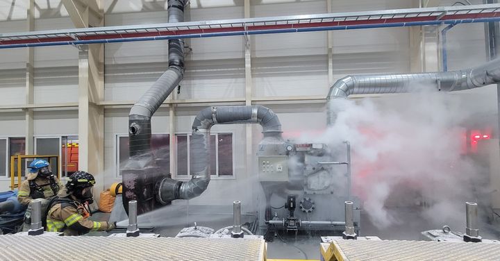 [김천=뉴시스] 김천 공장 불. (사진=경북소방본부 제공) 2025.11.22 photo@newsis.com *재판매 및 DB 금지