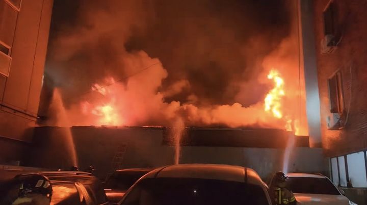 [부산=뉴시스] 21일 오후 부산의 한 창고형 의류판매점에서 불이 났다. (사진=부산소방재난본부 제공) 2025.11.22. photo@newsis.com *재판매 및 DB 금지