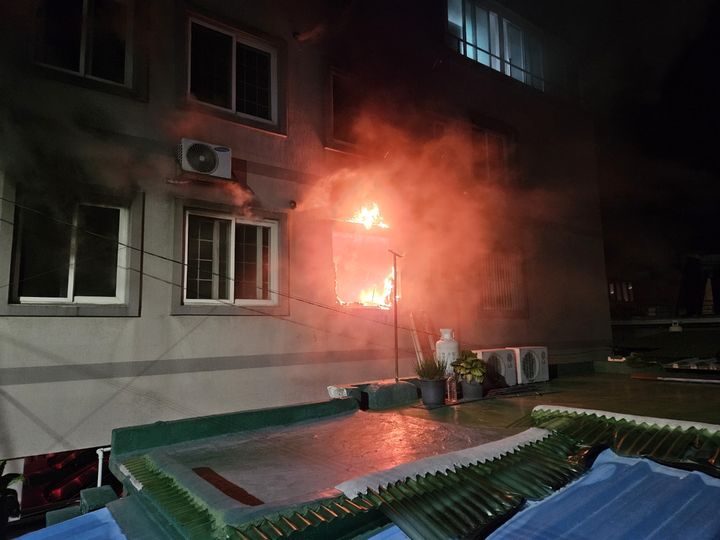 [진주=뉴시스]진주시 상봉동 원룸 화재.(사진=독자 제공).2025.11.22.photo@newsis.com *재판매 및 DB 금지