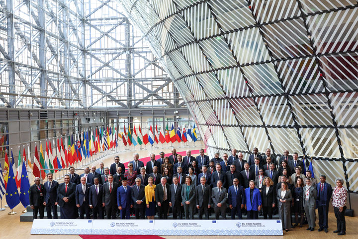 [서울=뉴시스] 20~21일(현지시간) 벨기에 브뤼셀에서 개최된 제4차 'EU 인도-태평양 장관급 포럼'에 참석한 64개국 고위급 인사들이 기념촬영을 하고 있다. (사진=외교부 제공) 2025.11.22. photo@newsis.com *재판매 및 DB 금지