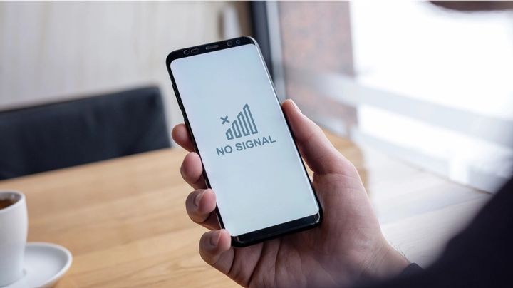 [서울=뉴시스]훗날 러시아인들에게 2025년은 정부가 인터넷을 더욱 엄격하게 통제했던 해로 기억될 것이다. 신용카드로 대중교통 티켓을 구매할 수도 없고. ATM은 네트워크에 연결되지 않고. 메시징 앱은 다운되고. 해외여행 후 문자나 데이터를 휴대폰으로 받지 못할 뿐 아니라 당뇨병 자녀를 둔 부모는 정전 시 자녀의 혈당 수치를 모니터링할 수 없다고 분노를 터뜨리고 있다. <사진 출처 : 키이우 포스트> 2025.11.22.