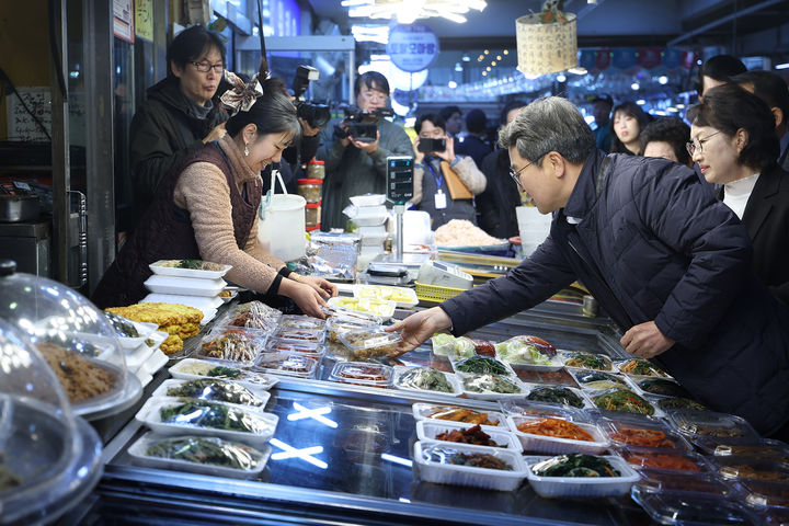 [수원=뉴시스] 22일 오전 의정부제일시장에서 열린 김동연 지사가 장보기를 하고 있다. (사진=경기도 제공) 2025.11.22. photo@newsis.com *재판매 및 DB 금지