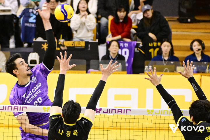[서울=뉴시스] 남자배구 우리카드의 아라우조(왼쪽)가 22일 경기 의정부의 경민대 체육관에서 열린 진에어 2025~2026 V-리그 남자부 KB손해보험과의 경기에서 공격을 시도하고 있다. (사진=KOVO 제공) 2025.11.22