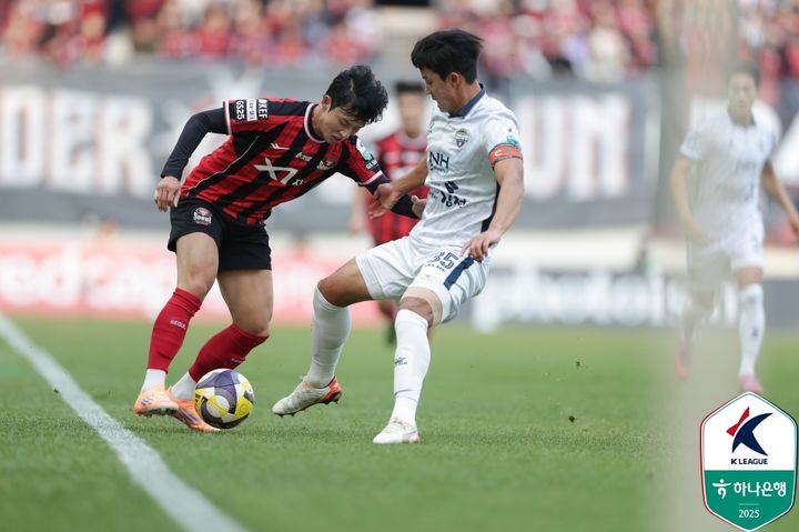 [서울=뉴시스] 프로축구 K리그1 FC서울 정승원(왼쪽), 김천 상무 이정택. (사진=한국프로축구연맹 제공) *재판매 및 DB 금지
