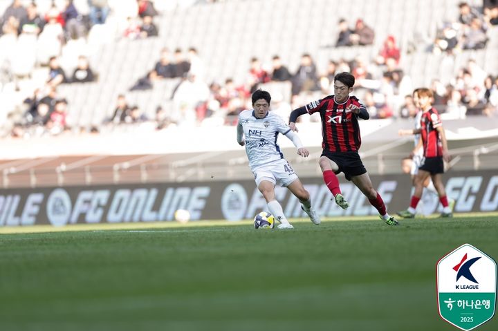 [서울=뉴시스] 프로축구 K리그1 김천 상무 박세진(왼쪽), FC서울 이승모. (사진=한국프로축구연맹 제공) *재판매 및 DB 금지