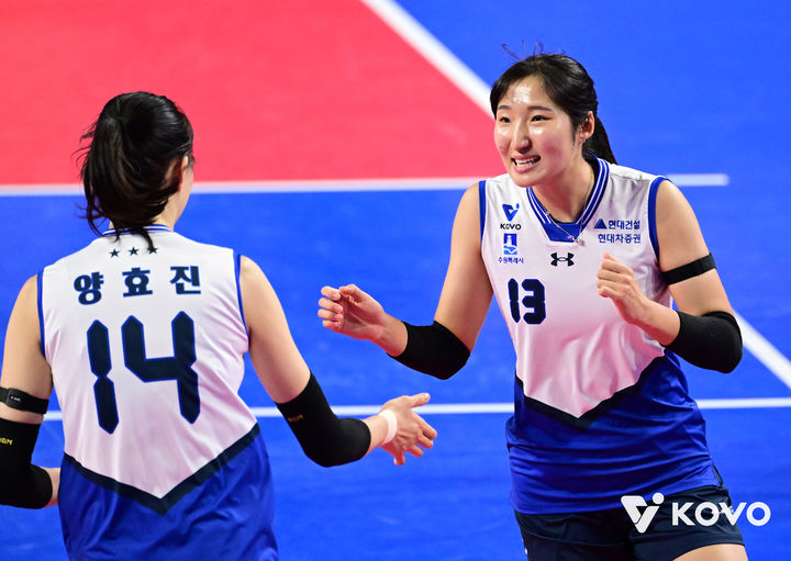 [서울=뉴시스] 여자배구 현대건설 정지윤(오른쪽)이 22일 화성종합실내체육관에서 열린 진에어 2025~2026 V-리그 여자부 경기에서 IBK기업은행을 상대로 득점에 성공한 뒤 기뻐하고 있다. (사진=KOVO 제공) 2025.11.22