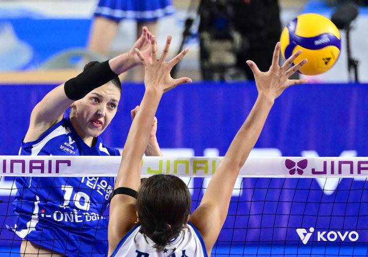 [서울=뉴시스] 여자배구 IBK기업은행 빅토리아(왼쪽)가 22일 화성종합실내체육관에서 열린 진에어 2025~2026 V-리그 여자부 경기에서 현대건설을 상대로 공격을 시도하고 있다. (사진=KOVO 제공) 2025.11.22