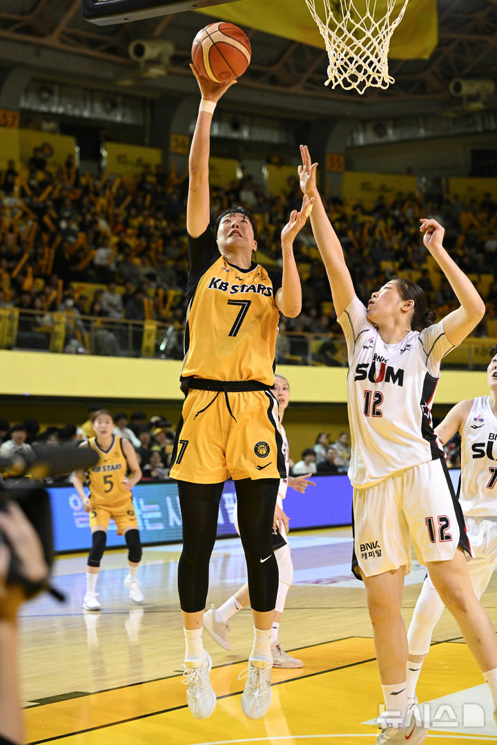 [서울=뉴시스]여자프로농구 청주 KB국민은행의 박지수. (사진=WKBL 제공) 2025.11.22.