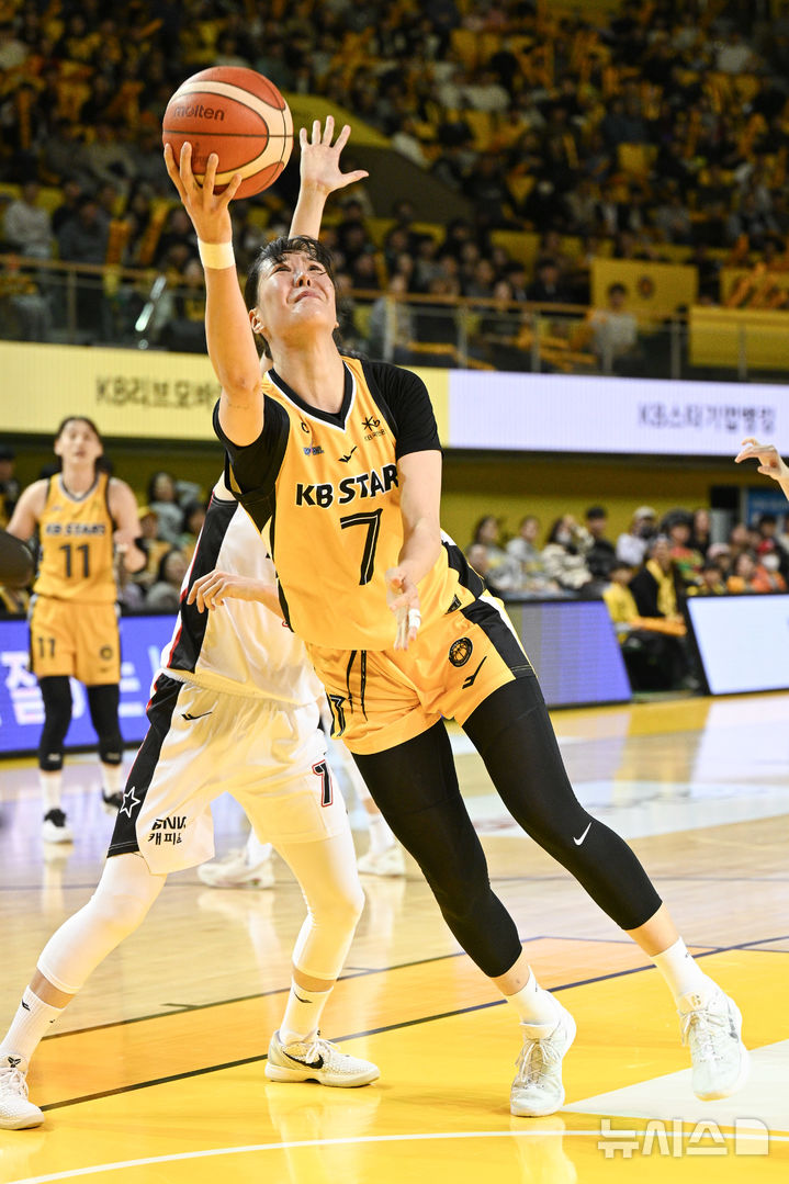 [서울=뉴시스]여자프로농구 청주 KB국민은행의 박지수. (사진=WKBL 제공) 2025.11.22.