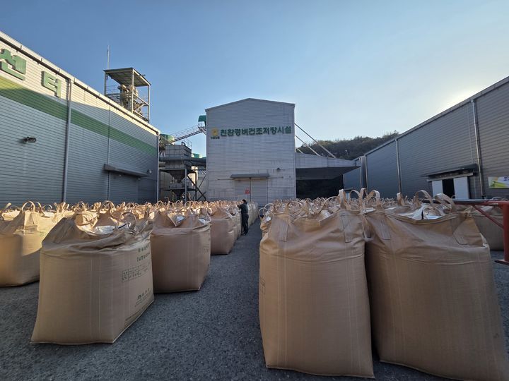 [성주=뉴시스] 공공비축미곡 건조벼 수매. (사진=성주군 제공) 2025.11.22 photo@newsis.com *재판매 및 DB 금지