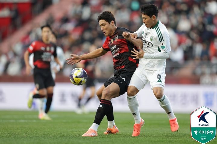 [서울=뉴시스] 프로축구 K리그1 포항 스틸러스 이호재(왼쪽), 전북 현대 맹성웅. (사진=한국프로축구연맹 제공) *재판매 및 DB 금지