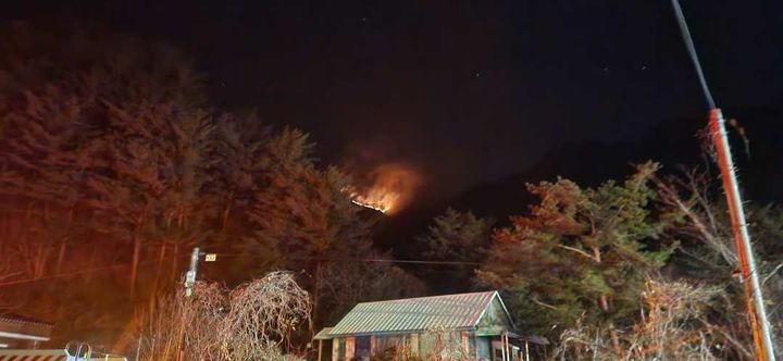 [양양=뉴시스] 양양군 서면 방태산 인근 야산에서 산불이 번지고 있다.(사진=강원도소방본부 제공)photo@newsis.com *재판매 및 DB 금지