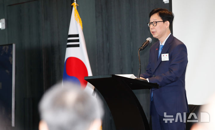 [제주=뉴시스] 우장호 기자 = 박윤주 외교부 제1차관이 지난달 22일 오전 제주시 노형동 제주드림타워 복합리조트에서 열린 제58회 한일·일한협력위원회 합동회의 개회식에서 이재명 대통령의 축사를 대신 낭독하고 있다. 2025.11.22. woo1223@newsis.com