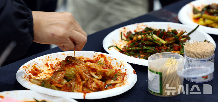 [서울=뉴시스] 박주성 기자 = 김치의 날인 22일 서울 양재동 aT센터에서 열린 2025 대한민국 김장대축제에서 시민들이 김치를 맛보고 있다. 2025.11.22. park7691@newsis.com