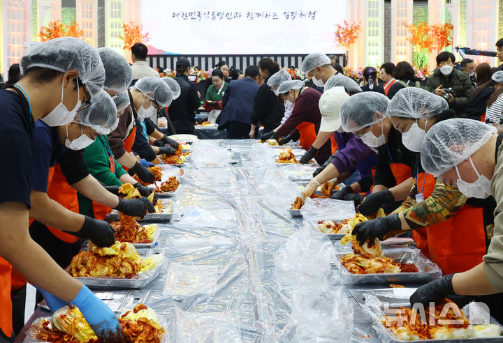 [서울=뉴시스] 박주성 기자 = 김치의 날인 22일 서울 양재동 aT센터에서 열린 2025 대한민국 김장대축제 대한민국 김치명인과 함께하는 김치담그기 체험에서 참가자들이 김치를 담그고 있다. 2025.11.22. park7691@newsis.com