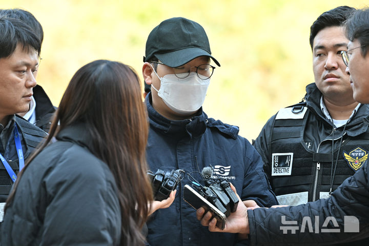 [목포=뉴시스] 이영주 기자 = 전남 신안 해상에서 발생한 퀸제누비아2호 좌초 사고로 긴급체포된 일등항해사 A(40)씨가 22일 오후 전남 목포시 광주지방법원 목포지원에서 진행되는 구속 전 피의자신문에 앞서 취재진의 질문에 대답하고 있다. 2025.11.22. leeyj2578@newsis.com