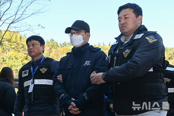 [목포=뉴시스] 이영주 기자 = 전남 신안 해상에서 발생한 퀸제누비아2호 좌초 사고로 긴급체포된 일등항해사 A(40)씨가 22일 오후 전남 목포시 광주지방법원 목포지원에서 진행되는 구속 전 피의자신문(영장실질심사)에 출석하기 위해 법정으로 들어서고 있다. 2025.11.22. leeyj2578@newsis.com