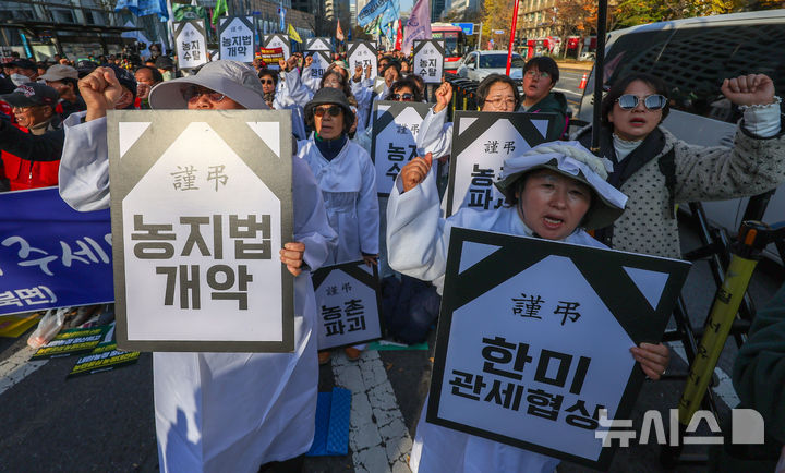 [서울=뉴시스] 김선웅 기자 = 22일 서울 중구 세종대로에서 열린 2025 전국농민대회에서 참가자들이 농정대전환 실현, 기후재난 근본대책 마련, 농업예산 5% 확보, '농촌파괴'·'농민수탈' 에너지 정책 중단, 농지법 개악 중단, 나락값 보장, 개방농정 철폐 등을 촉구하고 있다. 2025.11.22. mangusta@newsis.com