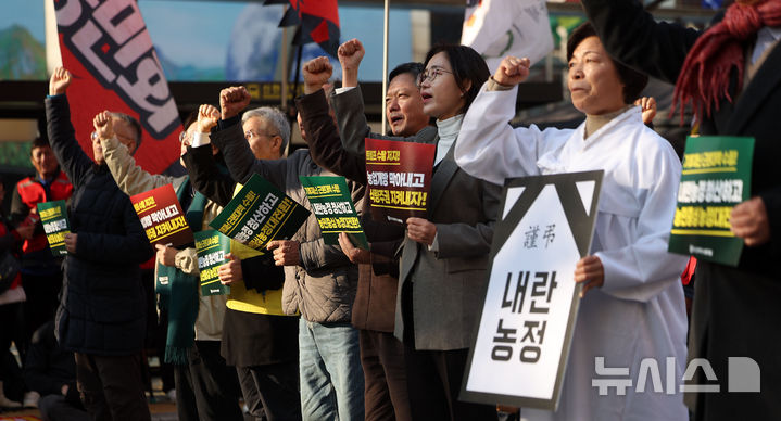 [서울=뉴시스] 김선웅 기자 = 22일 서울 중구 세종대로에서 열린 2025 전국농민대회에서 참가자들이 농정대전환 실현, 기후재난 근본대책 마련, 농업예산 5% 확보, '농촌파괴'·'농민수탈' 에너지 정책 중단, 농지법 개악 중단, 나락값 보장, 개방농정 철폐 등을 촉구하고 있다. 2025.11.22. mangusta@newsis.com