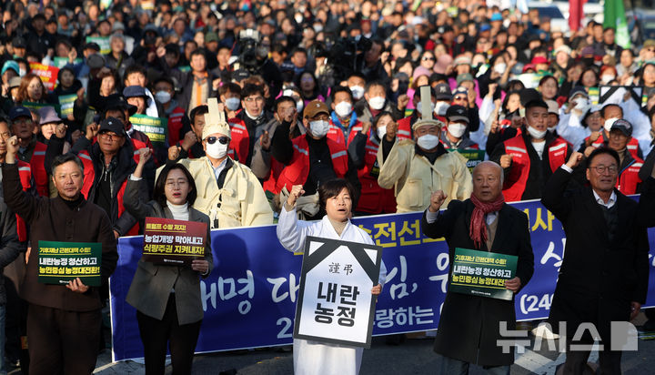 [서울=뉴시스] 김선웅 기자 = 22일 서울 중구 세종대로에서 열린 2025 전국농민대회에서 참가자들이 농정대전환 실현, 기후재난 근본대책 마련, 농업예산 5% 확보, '농촌파괴'·'농민수탈' 에너지 정책 중단, 농지법 개악 중단, 나락값 보장, 개방농정 철폐 등을 촉구하고 있다. 2025.11.22. mangusta@newsis.com