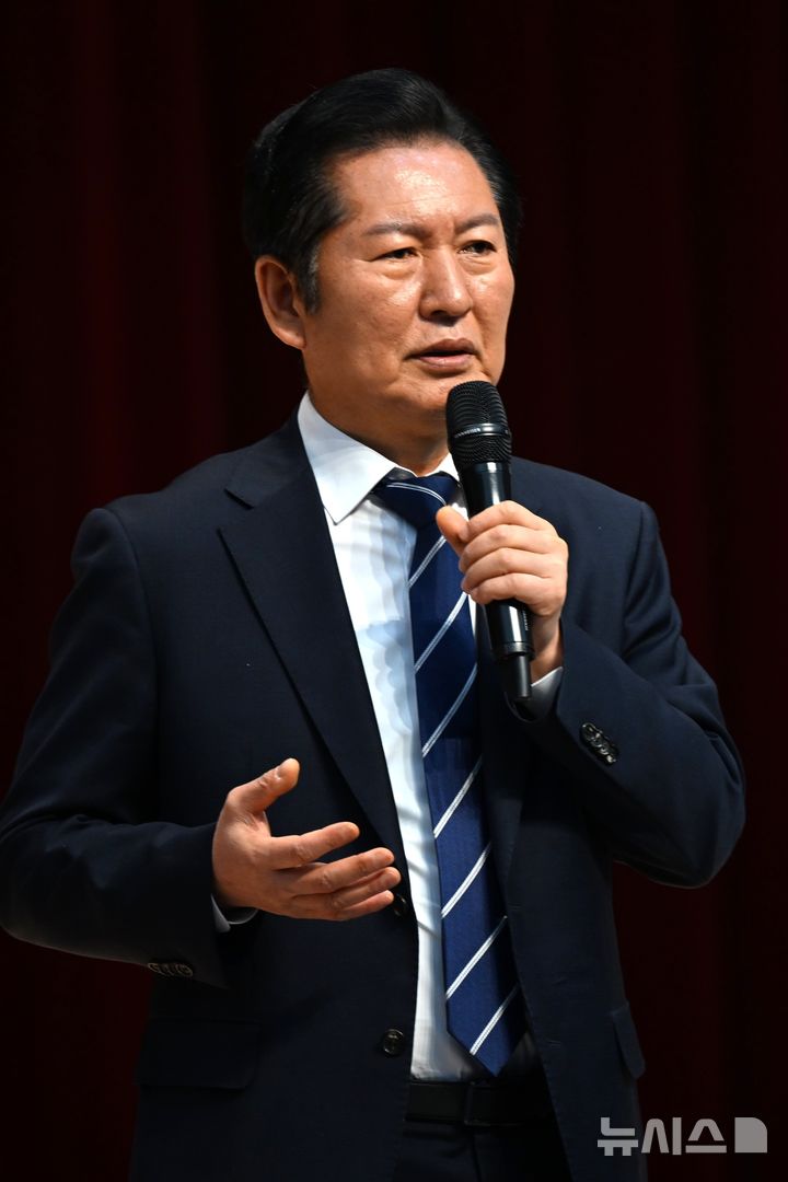 [나주=뉴시스] 이현행 기자 = 정청래 더불어민주당 당대표가 22일 오후 전남 나주 한국에너지공대 대강당에서 'APEC 국민성과 및 민주주의 미래 비전'을 주제로 특별강연을 하고 있다. 2025.11.22. lhh@newsis.com