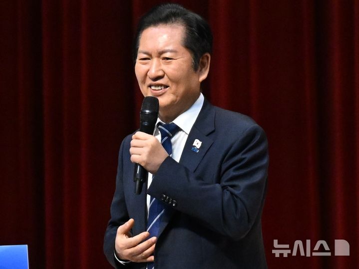 [나주=뉴시스] 이현행 기자 = 정청래 더불어민주당 당대표가 22일 오후 전남 나주 한국에너지공대 대강당에서 'APEC 국민성과 및 민주주의 미래 비전'을 주제로 특별강연을 하고 있다. 2025.11.22. lhh@newsis.com