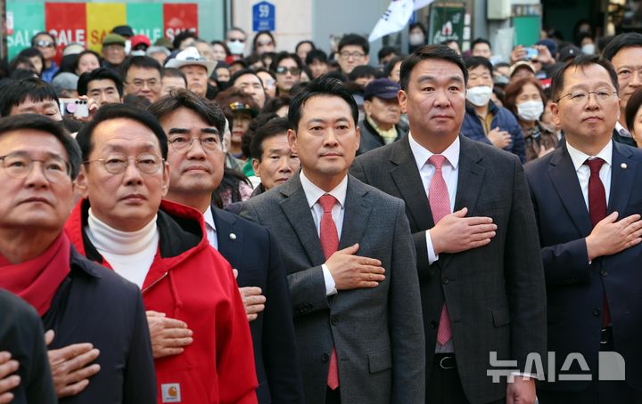  [부산=뉴시스] 하경민 기자 = 국민의힘 장동혁 대표와 최고위원, 지역 국회의원 등이 22일 부산 중구 광복로에서 열린 '민생회복 법치수호 부산 국민대회'에 참석, 국민의례를 하고 있다. 2025.11.22. yulnetphoto@newsis.com