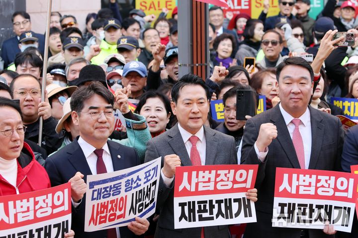  [부산=뉴시스] 하경민 기자 = 국민의힘 장동혁 대표와 최고위원, 지역 국회의원 등이 22일 부산 중구 광복로에서 열린 '민생회복 법치수호 부산 국민대회'에 참석, 이재명 정권을 비난하는 구호를 외치고 있다. 2025.11.22. yulnetphoto@newsis.com