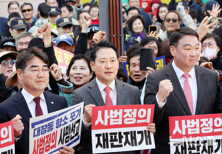  [부산=뉴시스] 하경민 기자 = 국민의힘 장동혁 대표와 최고위원, 지역 국회의원 등이 22일 부산 중구 광복로에서 열린 '민생회복 법치수호 부산 국민대회'에 참석, 이재명 정권을 비난하는 구호를 외치고 있다. 2025.11.22. yulnetphoto@newsis.com