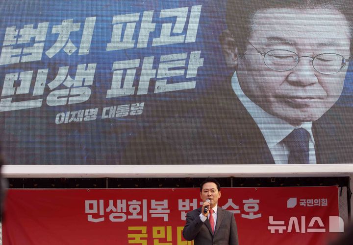  [부산=뉴시스] 하경민 기자 = 국민의힘 장동혁 대표가 22일 부산 중구 광복로에서 열린 '민생회복 법치수호 부산 국민대회'에 참석, 차량무대에 올라 발언을 하고 있다. 2025.11.22. yulnetphoto@newsis.com