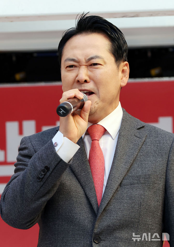  [부산=뉴시스] 하경민 기자 = 국민의힘 장동혁 대표가 22일 부산 중구 광복로에서 열린 '민생회복 법치수호 부산 국민대회'에 참석, 차량무대에 올라 발언을 하고 있다. 2025.11.22. yulnetphoto@newsis.com