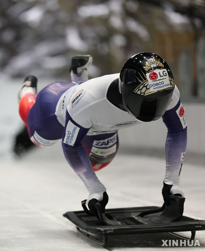 [코르티나담페초=신화/뉴시스] 정승기가 지난 21일(현지 시간) 이탈리아 코르티나담페초에서 열린 2025-26 국제봅슬레이스켈레톤연맹(IBSF) 월드컵 1차 남자 스켈레톤 경기에서 출발하고 있다. 부상에서 복귀한 정승기는 1, 2차 주행 합계 1분54초12로 5위를 기록했다. 2025.11.23.