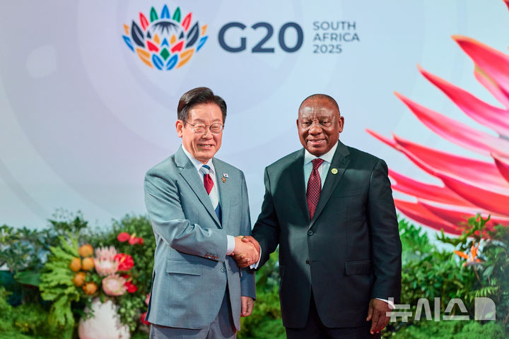 [요하네스버그=뉴시스] 최동준 기자 = 이재명 대통령이 22일(현지 시간) 남아프리카공화국 요하네스버그 엑스포 센터에서 열린 G20 정상회의에 앞서 시릴 라마포사 남아공 대통령과 악수를 하고 있다. (공동취재) 2025.11.22. photocdj@newsis.com