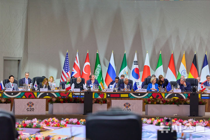 [요하네스버그=뉴시스] 최동준 기자 = 이재명 대통령이 22일(현지 시간) 남아프리카공화국 요하네스버그 엑스포 센터에서 열린 G20 정상회의에 참석해 있다. 왼쪽부터 이재명 대통령, 조르지아 멜로니 이탈리아 총리, 나렌드라 모디 인도 총리, 안토니우 코스타 유럽연합(EU) 정상회의 상임의장, 우르줄라 폰데어라이엔 유럽연합(EU) 집행위원장, 마크 카니 캐나다 총리. (공동취재) 2025.11.22. photocdj@newsis.com