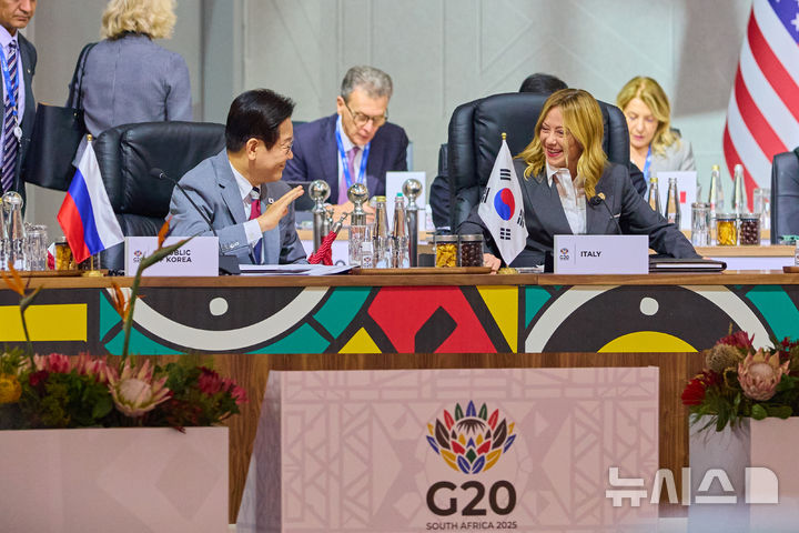 [요하네스버그=뉴시스] 최동준 기자 = 이재명 대통령이 22일(현지 시간) 남아프리카공화국 요하네스버그 엑스포 센터에서 열린 G20 정상회의에 참석해 조르지아 멜로니 이탈리아 총리와 대화를 나누고 있다. (공동취재) 2025.11.22. photocdj@newsis.com