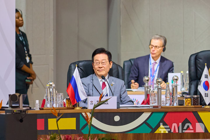 [요하네스버그=뉴시스] 최동준 기자 = 이재명 대통령이 22일(현지 시간) 남아프리카공화국 요하네스버그 엑스포 센터에서 열린 G20 정상회의 제1세션에서 발언을 마치고 미소를 보이고 있다. (공동취재) 2025.11.22. photocdj@newsis.com