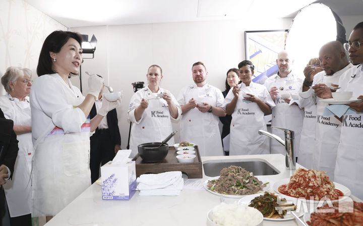 [요하네스버그=뉴시스] 최동준 기자 = 이재명 대통령과 함께 남아프리카공화국을 방문 중인 김혜경 여사가 22일(현지 시간) 요하네스버그 주남아공한국문화원에서 열린 한-남아공 음식문화 만남 및 문화원 학생 격려 행사에서 된장찌개, 불고기 등 요리 시연을 하며 대화하고 있다. 2025.11.22. photocdj@newsis.com