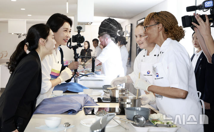 [요하네스버그=뉴시스] 최동준 기자 = 이재명 대통령과 함께 남아프리카공화국을 방문 중인 김혜경 여사가 22일(현지 시간) 요하네스버그 주남아공한국문화원에서 열린 한-남아공 음식문화 만남 및 문화원 학생 격려 행사에서 장 활용 한식 조리체험을 하고 있다. 2025.11.22. photocdj@newsis.com