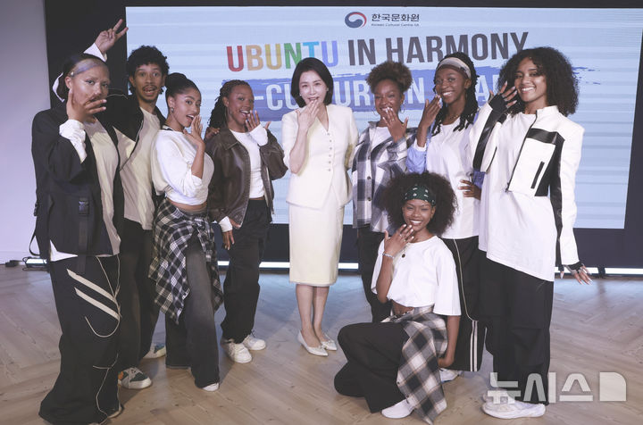 [요하네스버그=뉴시스] 최동준 기자 = 이재명 대통령과 함께 남아프리카공화국을 방문 중인 김혜경 여사가 22일(현지 시간) 요하네스버그 주남아공한국문화원에서 열린 한-남아공 음식문화 만남 및 문화원 학생 격려 행사에서 K팝 공연팀과 기념촬영을 하고 있다. 2025.11.22. photocdj@newsis.com