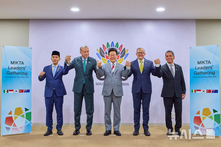 [요하네스버그=뉴시스] 최동준 기자 = 이재명 대통령이 22일(현지 시간) 남아프리카공화국 요하네스버그 엑스포 센터에서 열린 믹타(MIKTA) 정상회동에서 소속국 정상들과 기념촬영을 하고 있다. (공동취재) 2025.11.22. photocdj@newsis.com