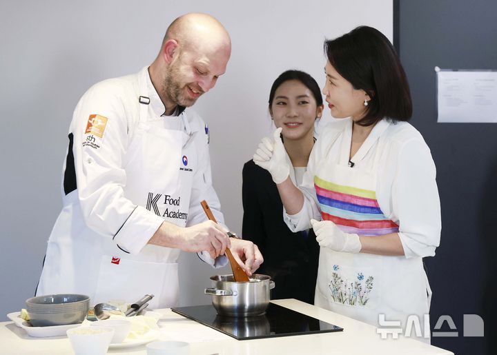 [요하네스버그=뉴시스] 최동준 기자 = 이재명 대통령과 함께 남아프리카공화국을 방문 중인 김혜경 여사가 22일(현지 시간) 요하네스버그 주남아공한국문화원에서 열린 한-남아공 음식문화 만남 및 문화원 학생 격려 행사에서 참석자들과 된장찌개를 만들며 대화하고 있다. 2025.11.22. photocdj@newsis.com