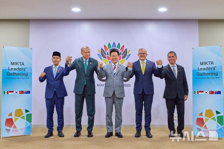 [요하네스버그=뉴시스] 최동준 기자 = 이재명 대통령이 22일(현지 시간) 남아프리카공화국 요하네스버그 엑스포 센터에서 열린 믹타(MIKTA) 정상회동에서 참석자들과 기념촬영을 하고 있다.  왼쪽부터 기브란 라카부밍 라카 인도네시아 부통령, 레젭 타입 에르도안 튀르키예 대통령, 이 대통령, 앤서니 앨버니지 호주 총리, 에드가르 아마도르 사모라 멕시코 재무부 장관. (공동취재) 2025.11.22. photocdj@newsis.com