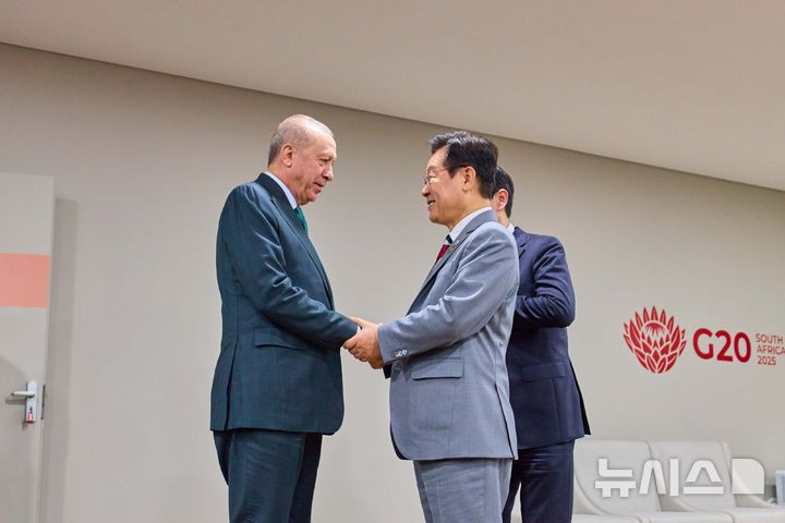 [요하네스버그=뉴시스] 최동준 기자 = 이재명 대통령이 22일(현지 시간) 남아프리카공화국 요하네스버그 엑스포 센터에서 열린 믹타(MIKTA) 정상회동에서 레젭 타입 에르도안 튀르키예 대통령과 인사하고 있다. (공동취재) 2025.11.22. photocdj@newsis.com